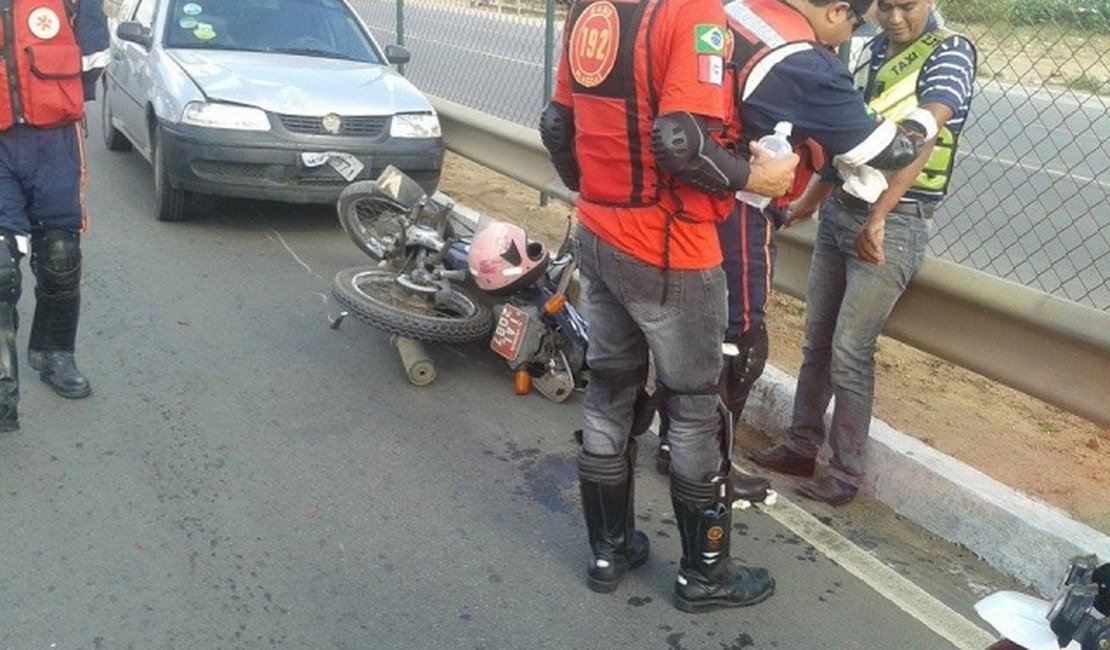 Mototaxista se envolve em acidente na Av. José Alexandre