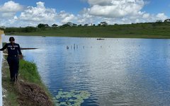 A força-tarefa flagrou o despejo da água vinda de piscinas e de tanques de peixes de “pesque e pague” direto em um açude