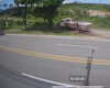 Câmeras flagram momento em que motociclista é atropelado e arrastado por caminhão