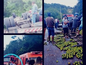 Caminhão carregado de laranjas capota na rodovia PE-218, povoado Lagoa de São José, em Pernambuco