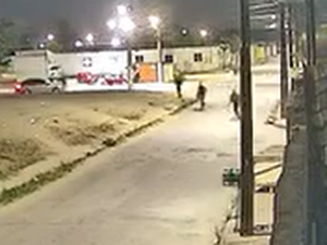 [Vídeo] Dupla é baleada durante ataque a tiros no bairro Mata do Rolo, em Rio Largo