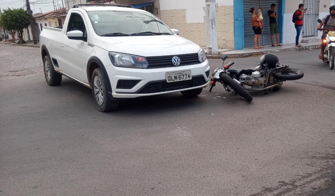 Carro colide com moto no bairro Caititus em Arapiraca