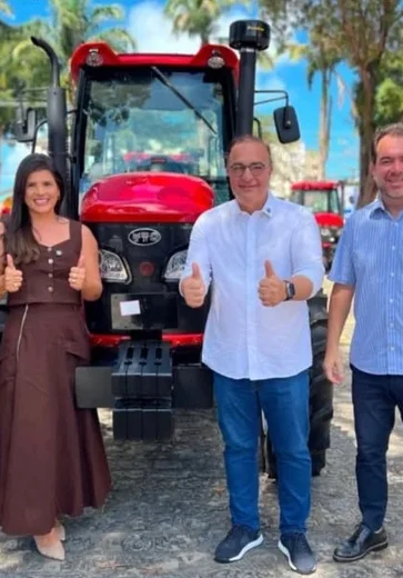 Prefeita Marcela Gomes recebe trator do governo estadual para Novo Lino