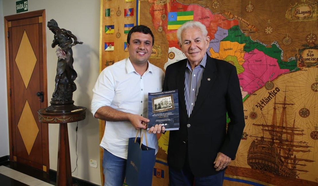 Prefeito Bebeto Barros entrega Título de Cidadão Girauense a fundador da Unit