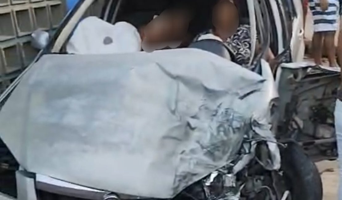 Carro bate em carreta carregada de açúcar no bairro de Ipioca, em Maceió