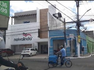 Dupla rouba ventilador e celular de estabelecimento comercial em Arapiraca