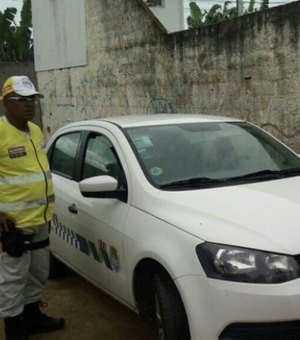 Veículo roubado é recuperado no Jacintinho