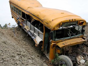 Ônibus cai em abismo e deixa oito mortos no Peru