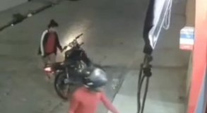 [Vídeo] Casal é preso após assaltar fármacia com moto roubada em Arapiraca; homem estava foragido