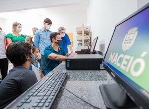 Prefeitura de Maceió entrega 300 novos computadores para escolas