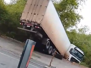 Caminhão cai em área de mata próxima a rodovia de Pilar