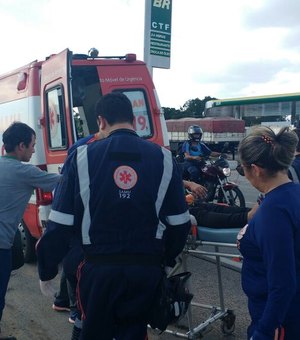 Funcionário do Atacadão sofre acidente de moto na AL-220, após ser fechado por carro