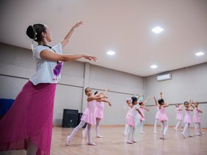 Arapiraca comemora os 15 anos de Escola de Artes e Museu Zezito Guedes com aula aberta e exposição