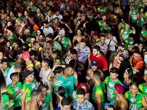 Bloco Onda Verde 'invade' as ruas de Messias; cerca de sete mil pessoas compareceram ao desfile