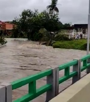 Grande volume de água nos rios que cruzam a cidade de Quebrangulo preocupa moradores