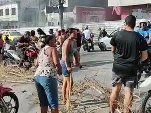 Protesto contra falta de água deixa trânsito parado no bairro do Bebedouro