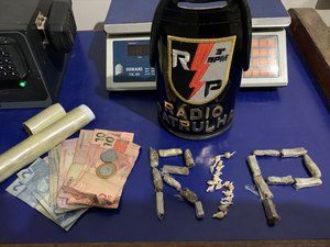 Homem é preso após ser flagrado vendendo drogas na residência, em Arapiraca
