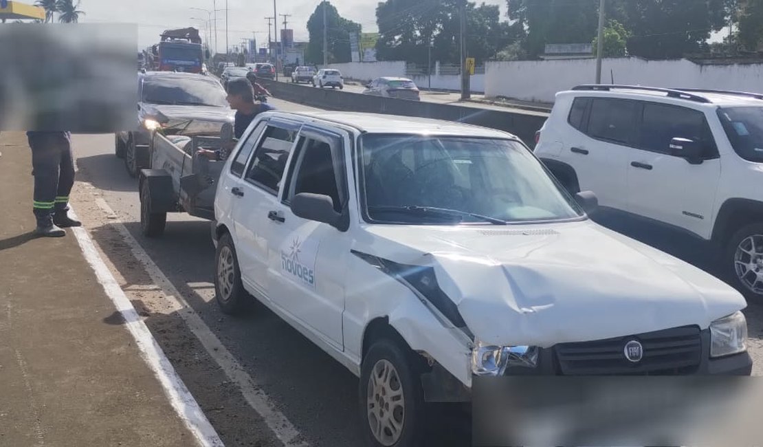 Colisão traseira na AL-220 envolve Ford Ka e Fiat Uno em Arapiraca