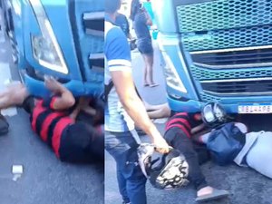 Mulher fica presa embaixo de carreta após acidente na Avenida Fernandes Lima