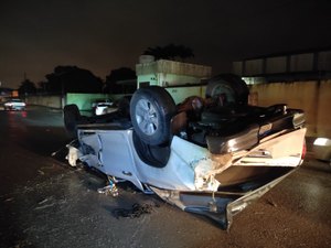 [Vídeo] Motorista de Hilux perde controle e capota na AL 220 em Arapiraca