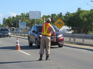 Agentes do DER fiscalizam mais de 100 veículos na AL-101 Sul