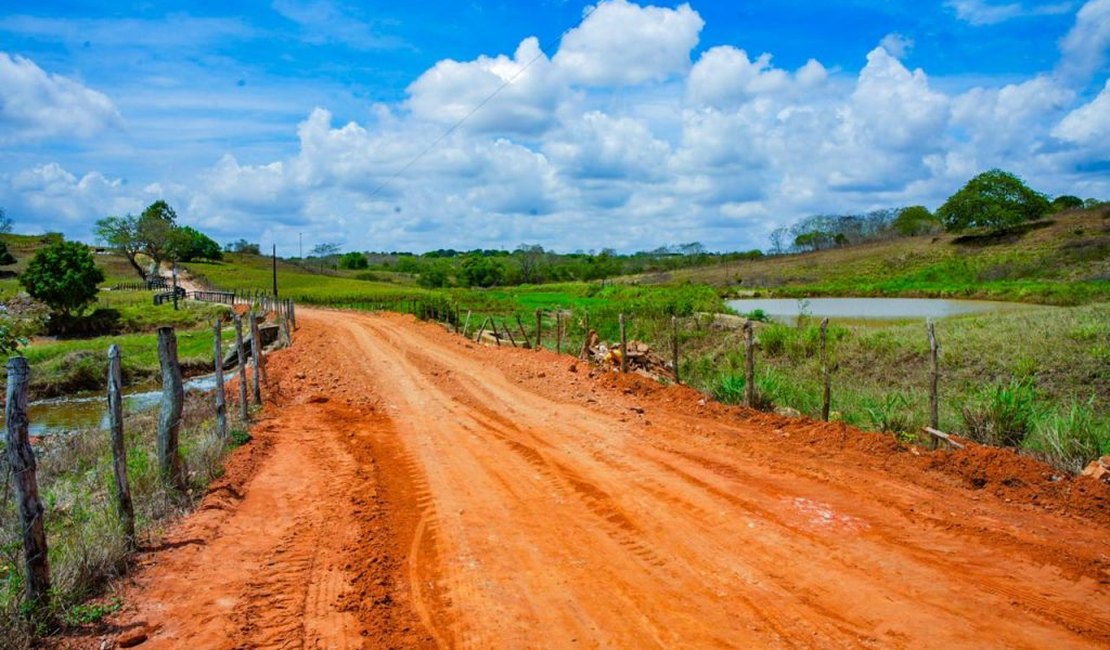 Força-tarefa da prefeitura recupera estrada danificada pelas fortes chuvas em Arapiraca