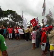 Manifestantes fecham trecho da BR-101, entre São Miguel dos Campos e Jequiá da Praia
