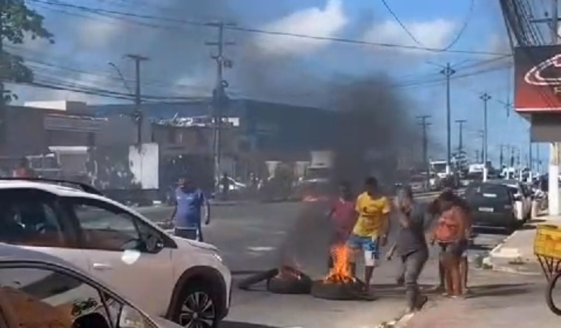 Populares fazem protesto contra BRK e fecham via no Benedito Bentes, em Maceió