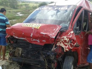 Carro ignora bloqueio e bate de frente com van de estudantes na AL 115