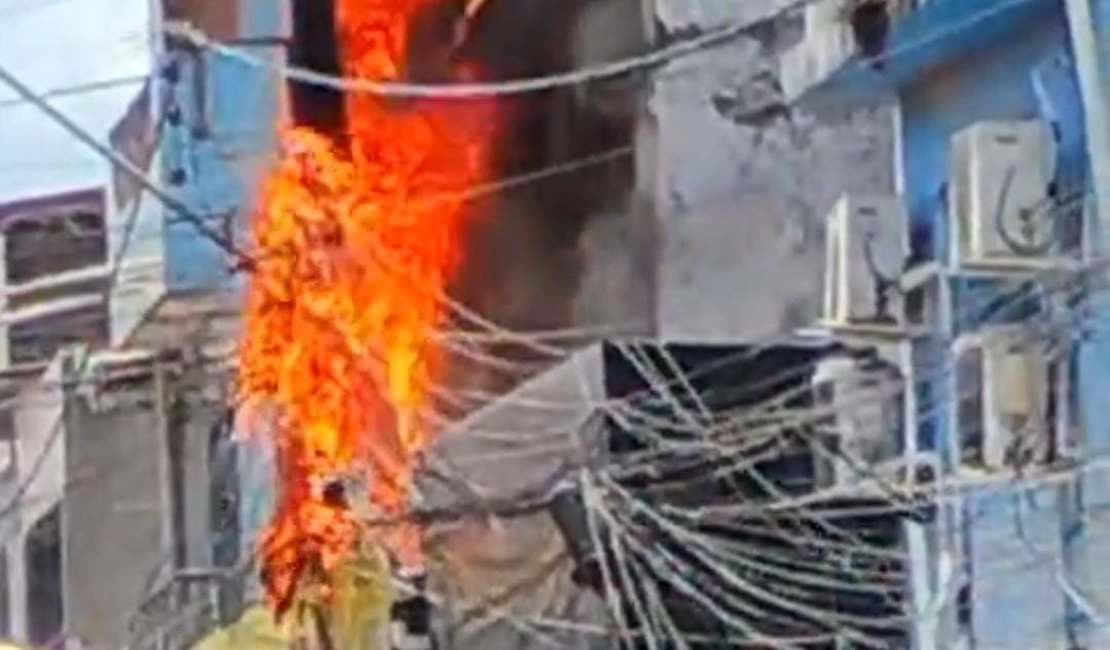 Poste pega fogo na rua São José, no bairro do Jacintinho