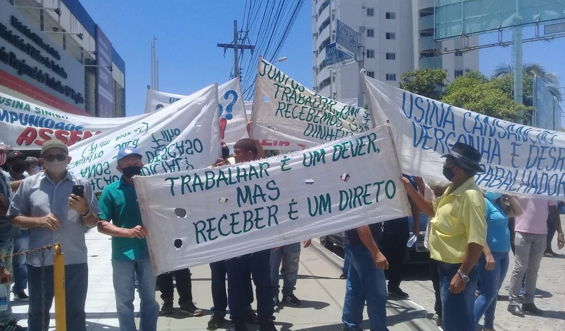Trabalhadores da Usina Sinimbú protestam para cobrar pagamentos atrasados