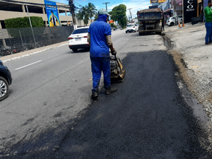 Operação Tapa-Buraco recupera trecho na Avenida Comendador Gustavo Paiva