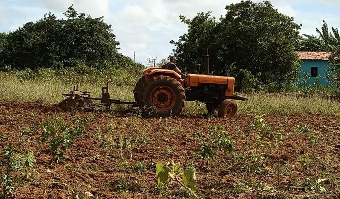 IGACI: Prefeito Petrúcio Barbosa garante aração de terra gratuita para agricultores