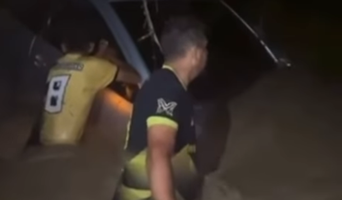 Moradores ficam ilhados após chuvas elevarem nível de riacho em Canapi