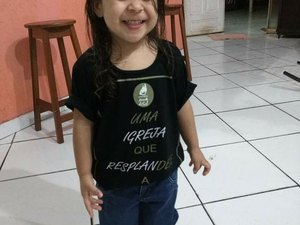 Mãe atropela e mata filha de dois anos acidentalmente ao dar ré no carro