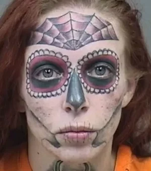 Foto de prisão viraliza e mulher decide mudar tatuagens do rosto