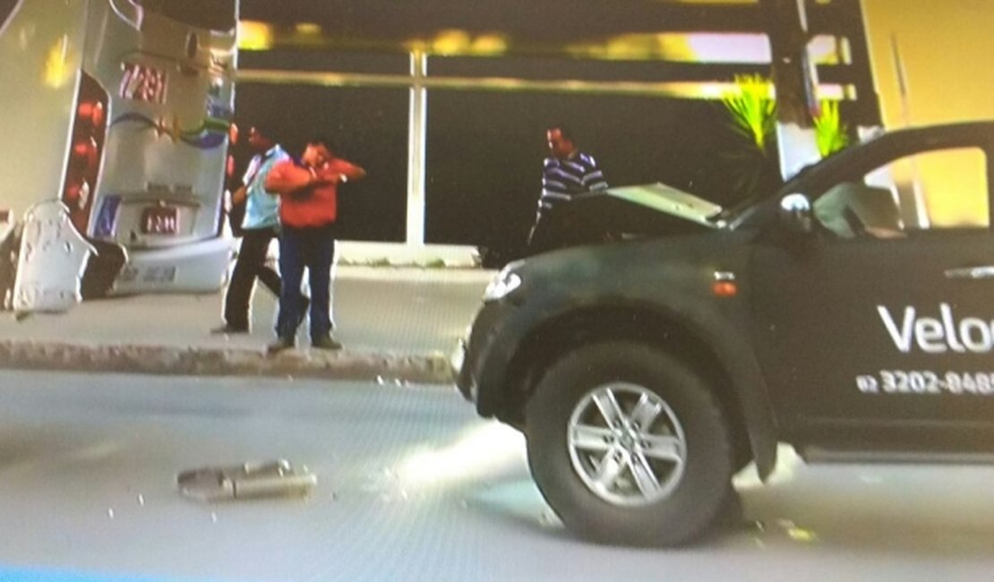 Acidente entre carro e ônibus deixa trânsito lento em Avenida de Maceió