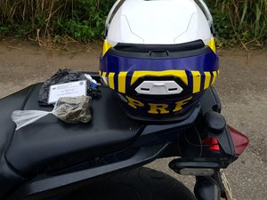 Homem com tornozeleira eletrônica é preso por tráfico na BR-104