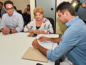 Rui Palmeira assina contrato para serviço de transporte escolar