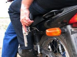 Homem é abordado por dupla armada e tem a moto roubada 