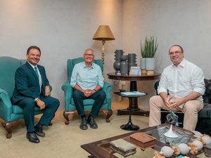 Primeiro dia: Governador em exercício recebe senador Renan Calheiros e Luciano Barbosa