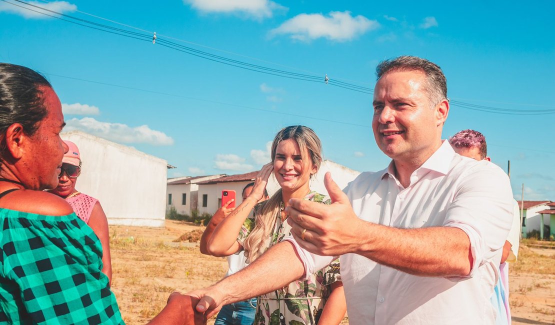 Prefeita de Atalaia debate investimento habitacional com Renan Filho