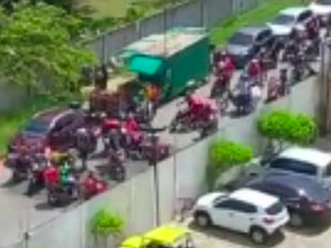 Entregadores de aplicativo protestam na Serraria após colega ser humilhada e ter moto danificada por cliente