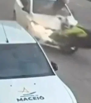 Motociclista é arremessado após bater de frente com carro no São Jorge