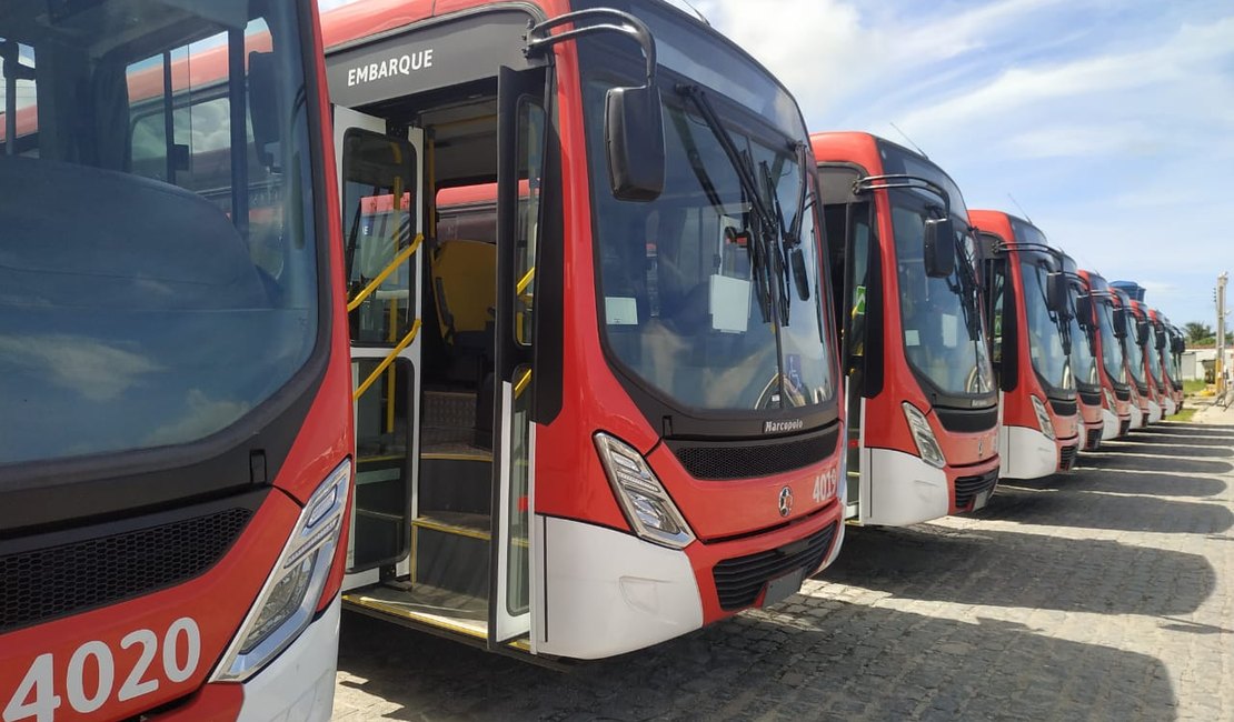 Prefeito Rui Palmeira entrega dez novos ônibus 0 km à população 