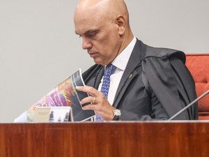 Moraes dá 24 horas para Bolsonaro explicar arma apreendida em blitz