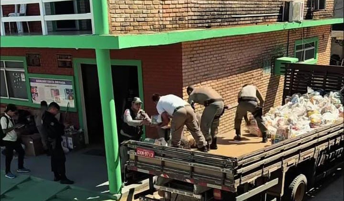 6º Batalhão da PM doa mais de 5 toneladas de alimentos e brinquedos
