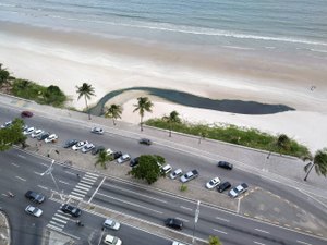 Mancha surge na Praia da Avenida, em Maceió