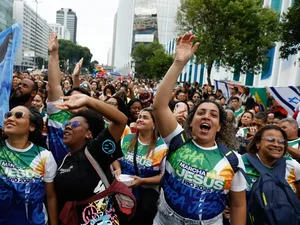 Evangélicos crescem e representam mais de um quarto da população