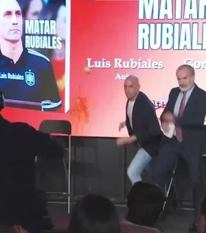 Ex-presidente da Federação Espanhola é atacado com ovos pelo tio; entenda